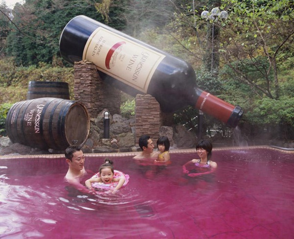 日本出現(xiàn)另類浴池 紅酒咖啡綠茶任意泡--日本頻道--人民網(wǎng)