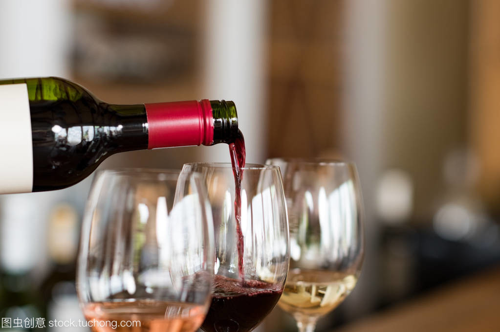 倒紅酒