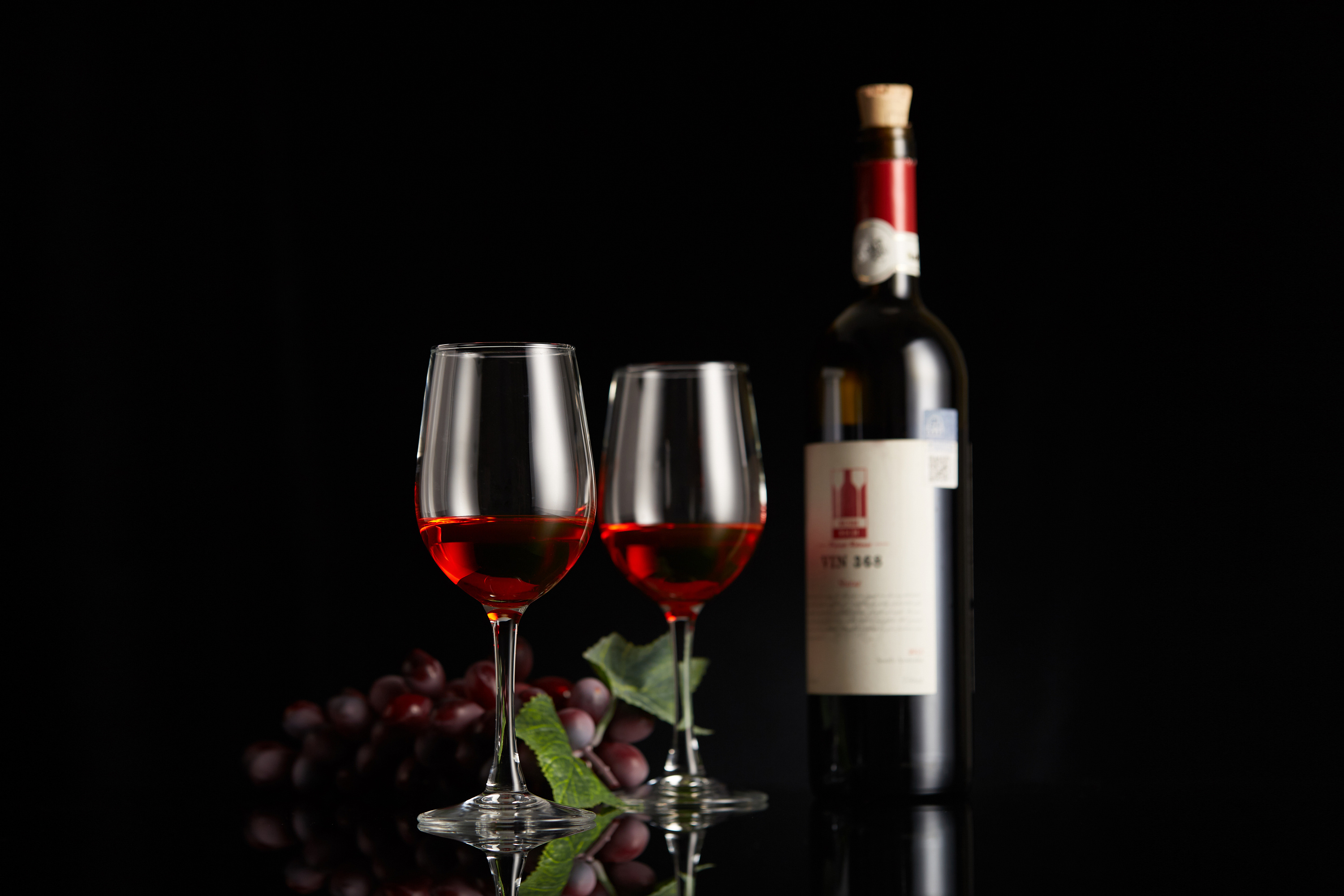 搖晃的紅酒杯 靜物攝影中的情感表達