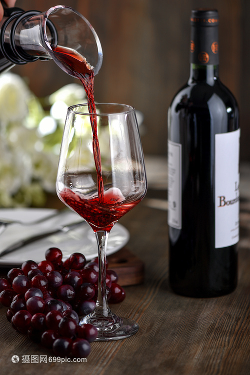 高腳杯與葡萄酒 品味生活的藝術