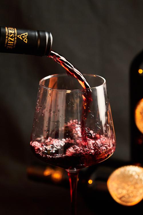 暗調光影中的醇香 葡萄酒產品攝影的藝術與技巧
